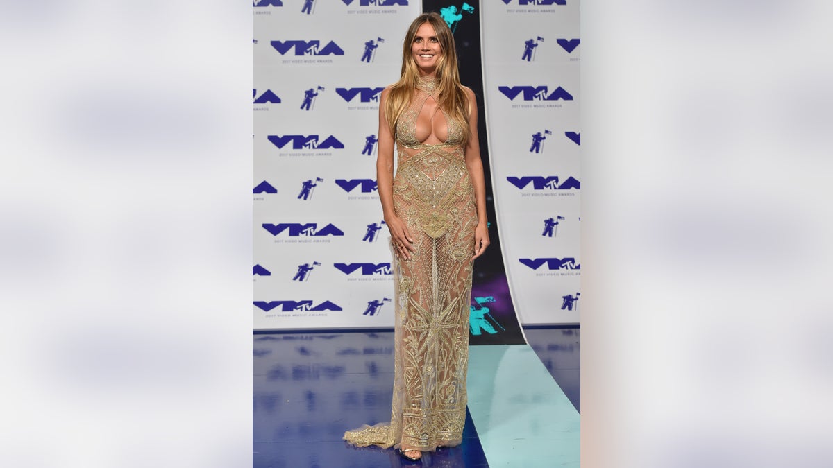 Heidi Klum wears nude dress to VMAs