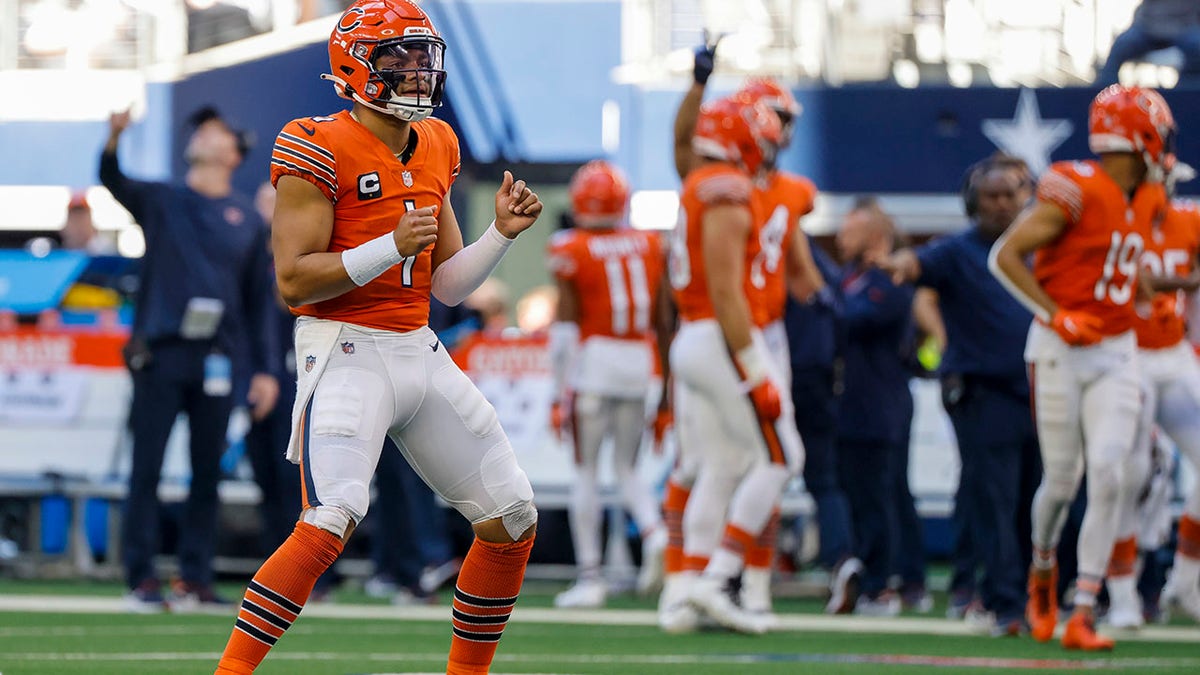 Justin Fields celebrates a TD