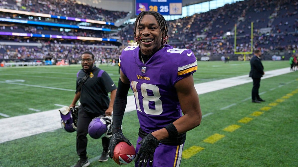 Justin Jefferson celebrates