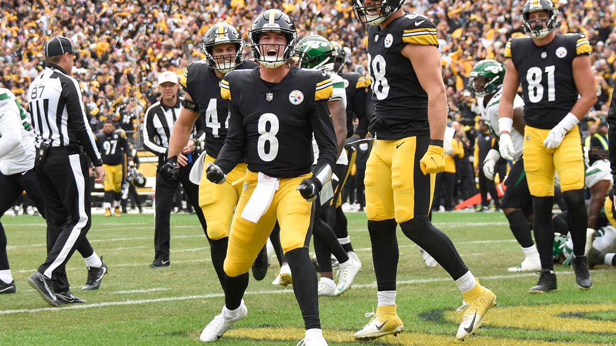 Kenny Pickett celebrates in the end zone