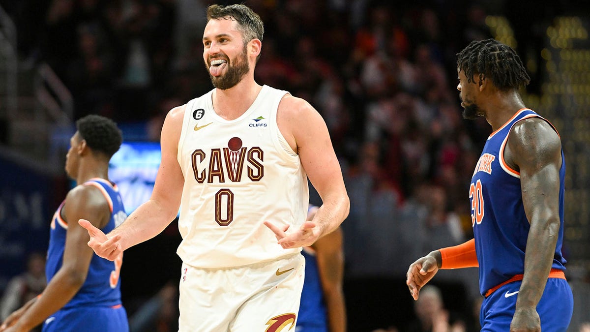 Kevin Love nails a three