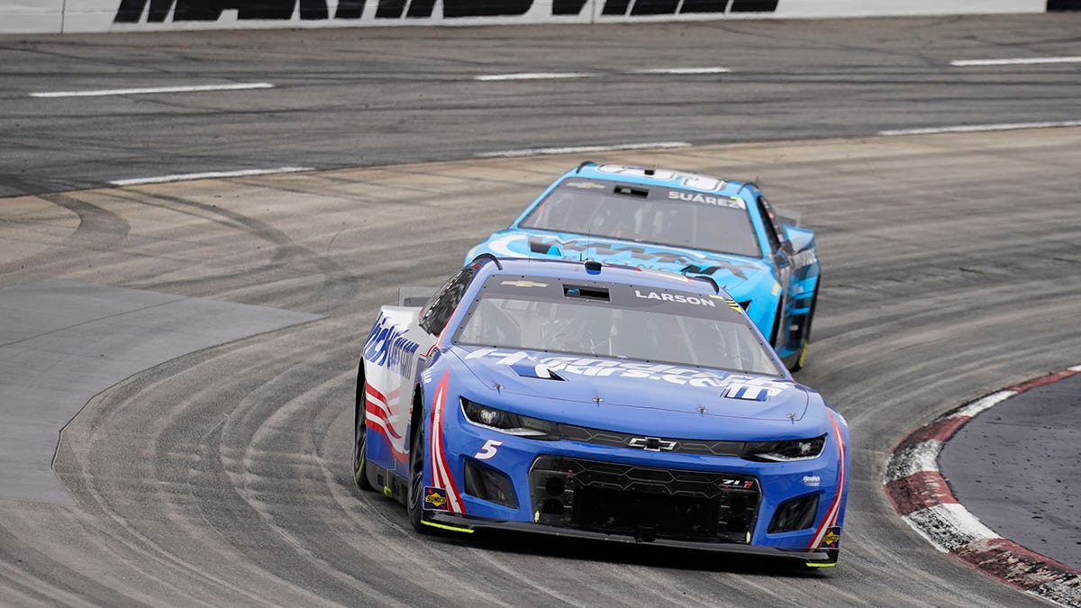 Kyle Larson leads Daniel Suarez