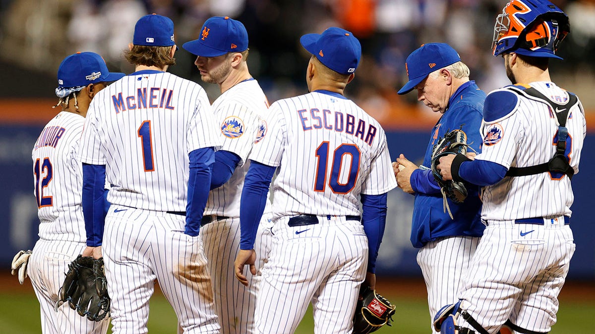 Mets players talk it over