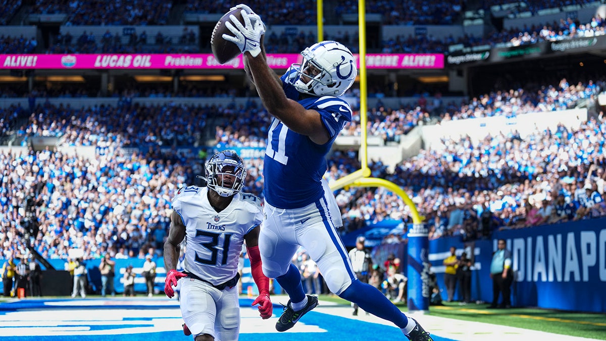 Michael Pittman Jr tries for a catch