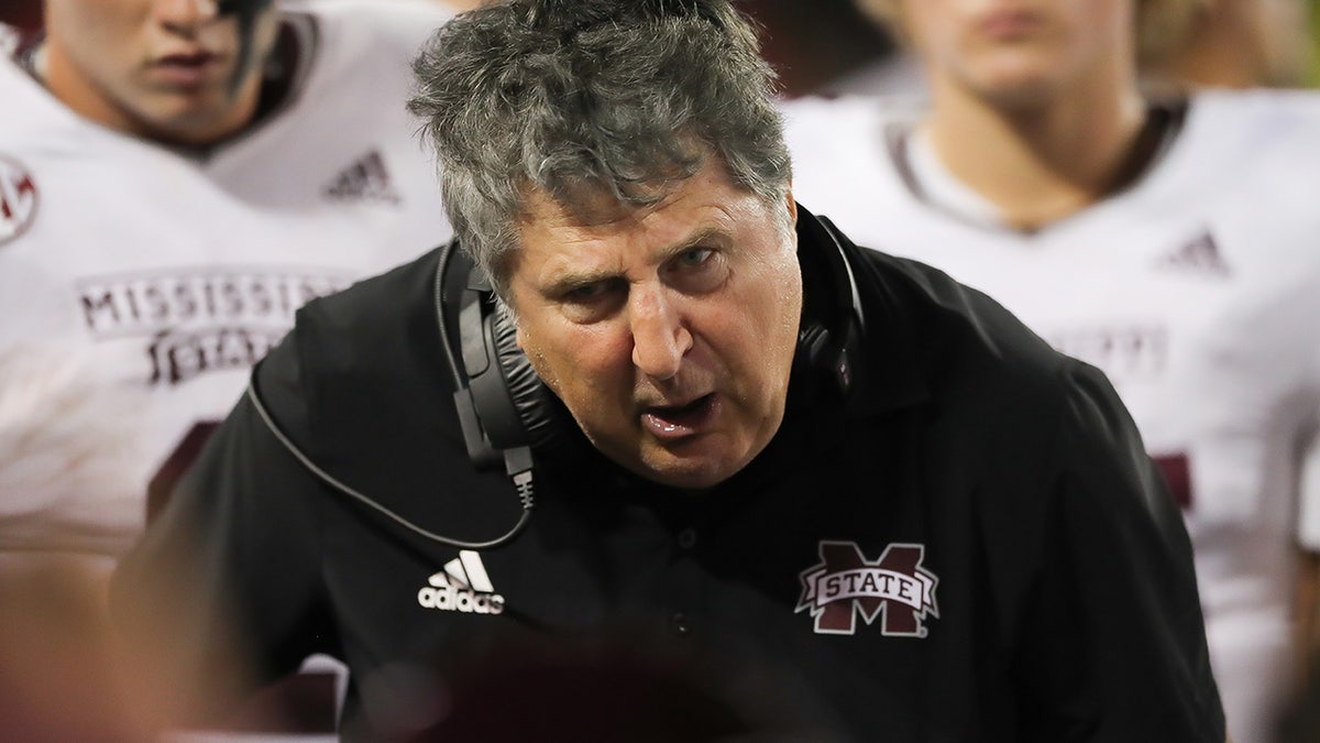 Mike Leach coaches up his team