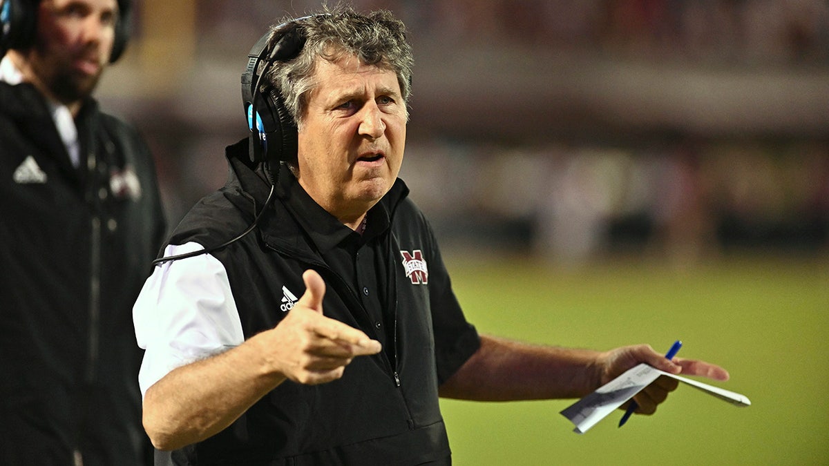 Mike Leach coaches Mississippi State