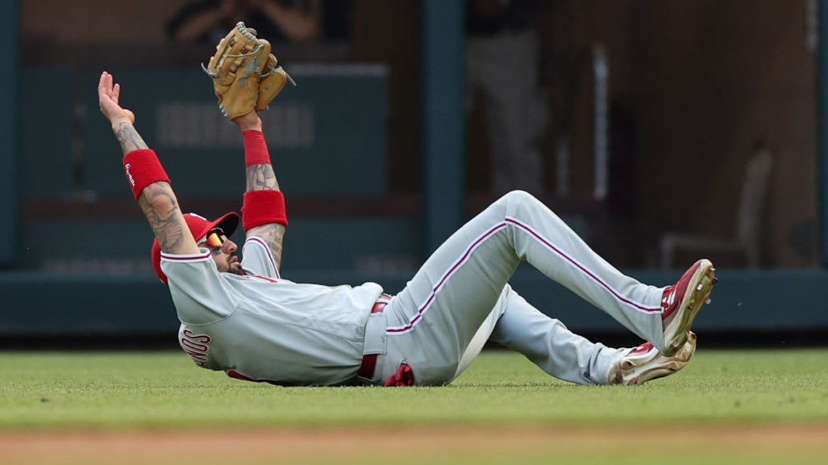 Phillies player makes diving catch
