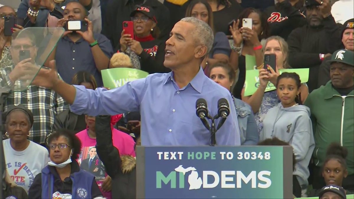 Barack Obama interrupted by man during Michigan campaign speech