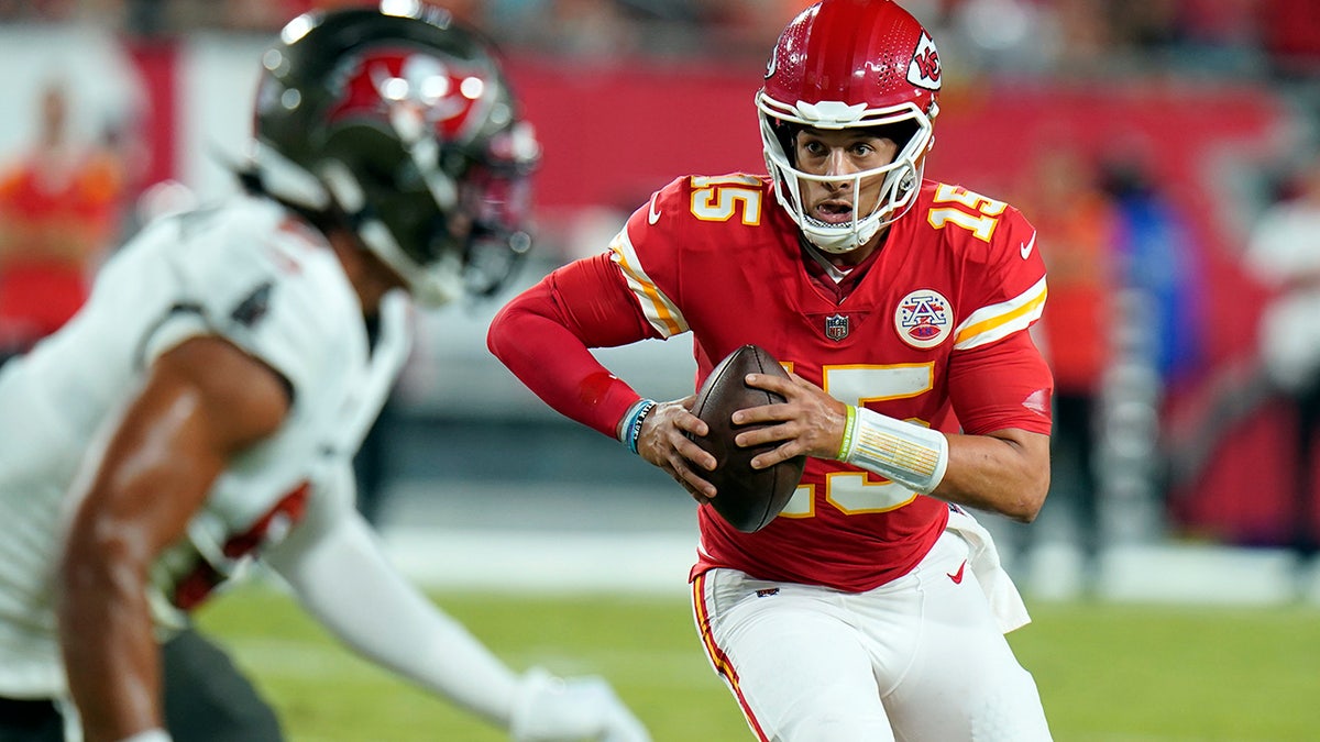 Patrick Mahomes' 3 TD passes vs Bucs earn him weekly honors