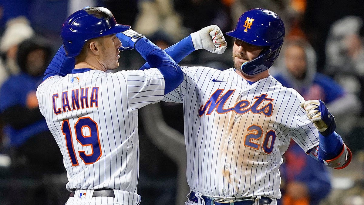 Pete Alonso celebrates a home run