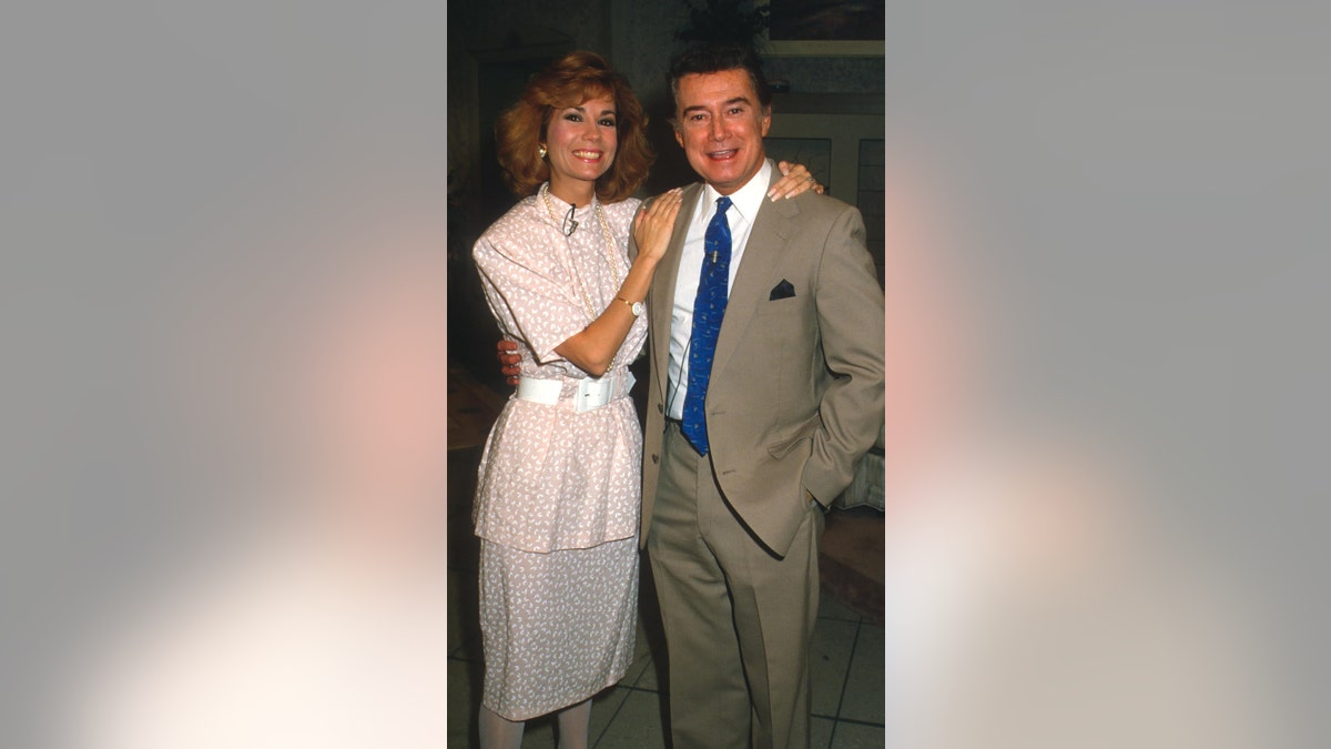 Kathie Lee Gifford y Regis Philbin posan para las fotos