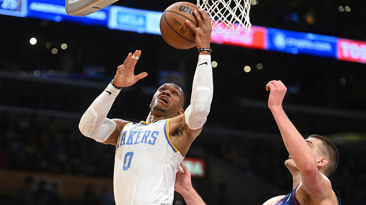Russell Westbrook goes reverse