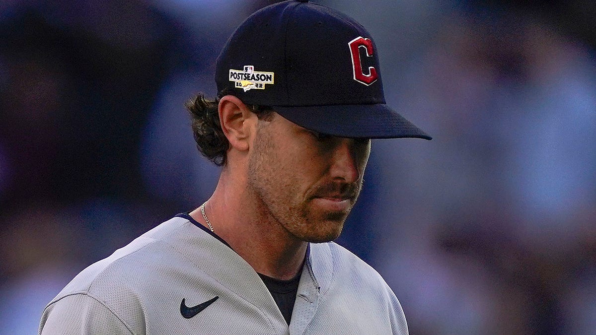 Cleveland Indians pitcher hilariously calls out Topps after he's