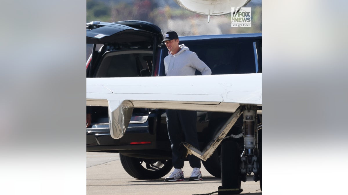 Tom Brady lands in Pittsburgh