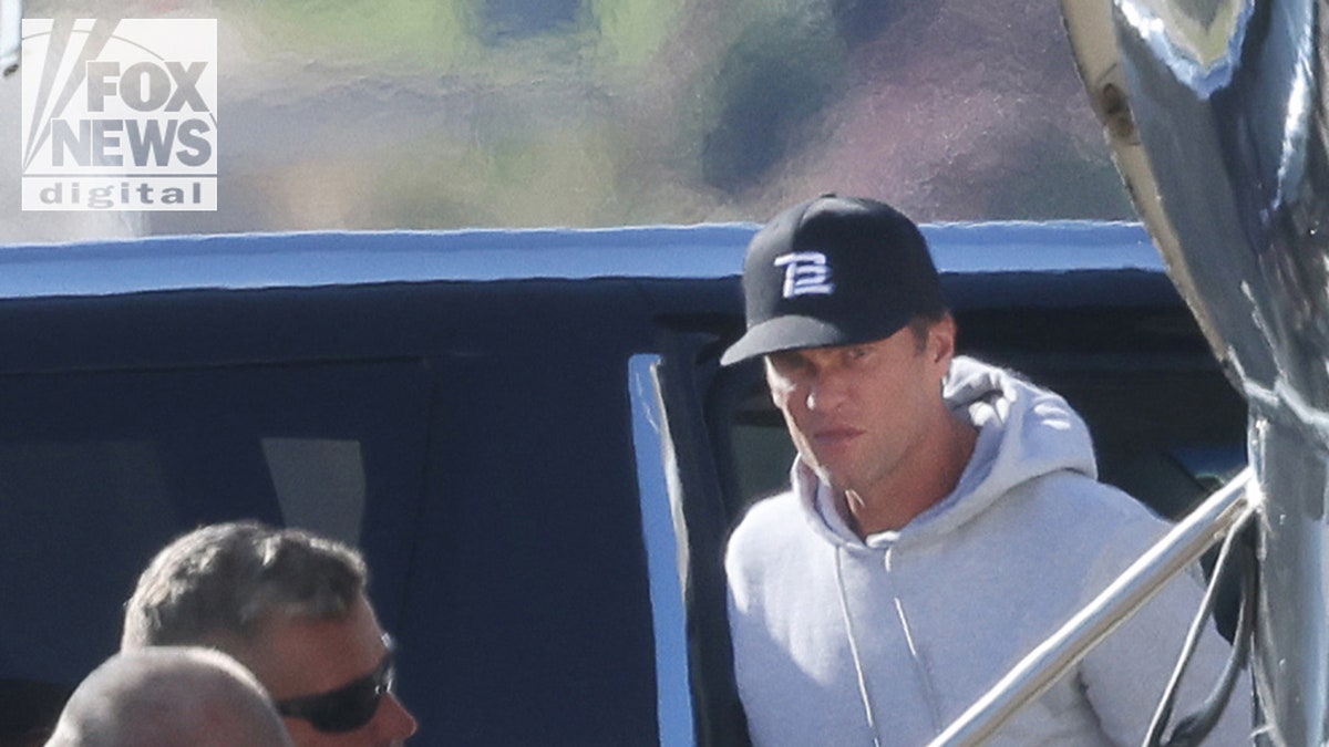 Tom Brady gets off private jet in Pittsburgh
