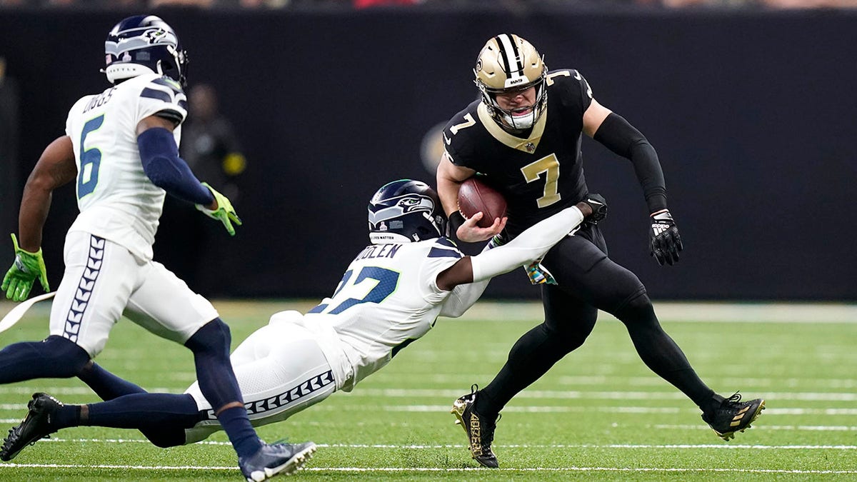 Taysom Hill's three touchdowns help Saints snap losing streak