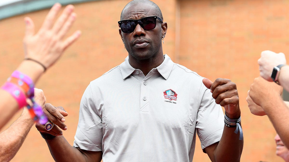 Terrell Owens shakes hands with fans