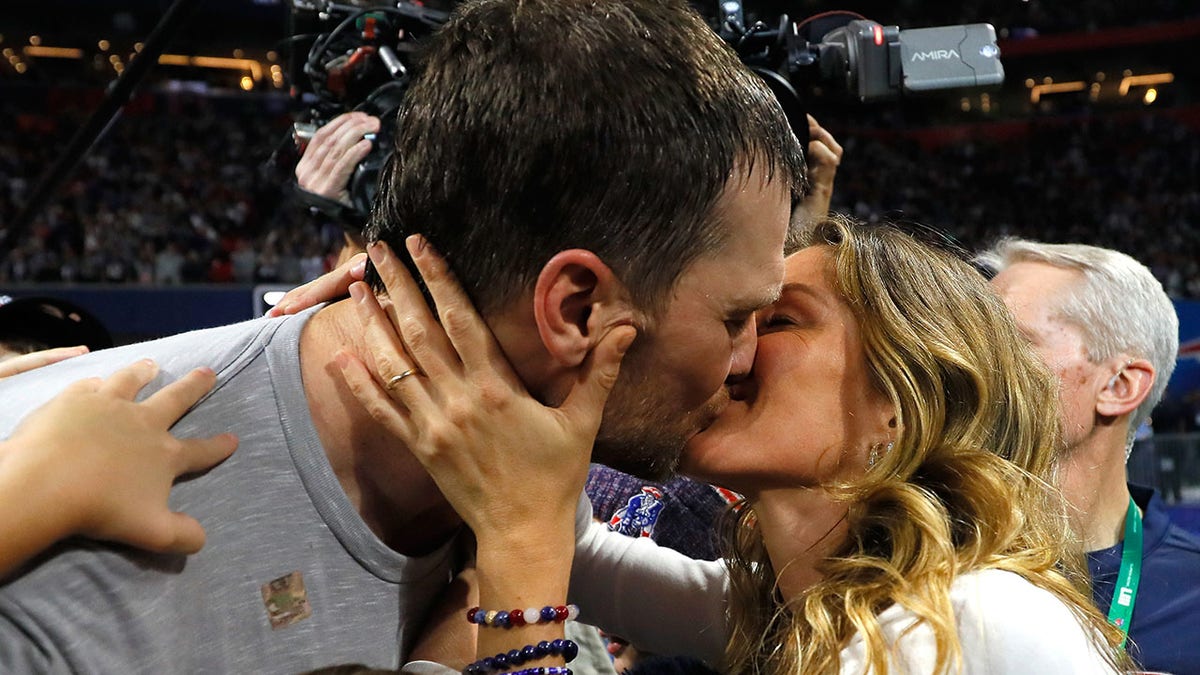 Antonio Brown trolls Tom Brady by posting picture with Gisele