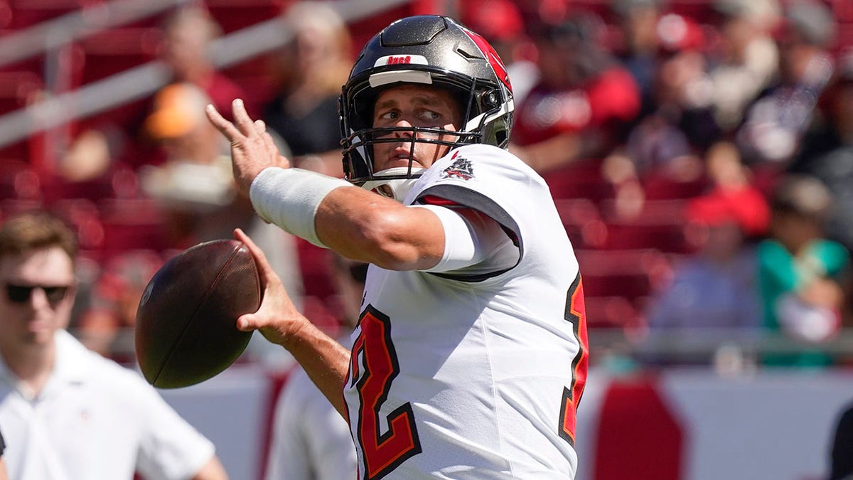 Buccaneers security tackles young intruder during game vs. Falcons