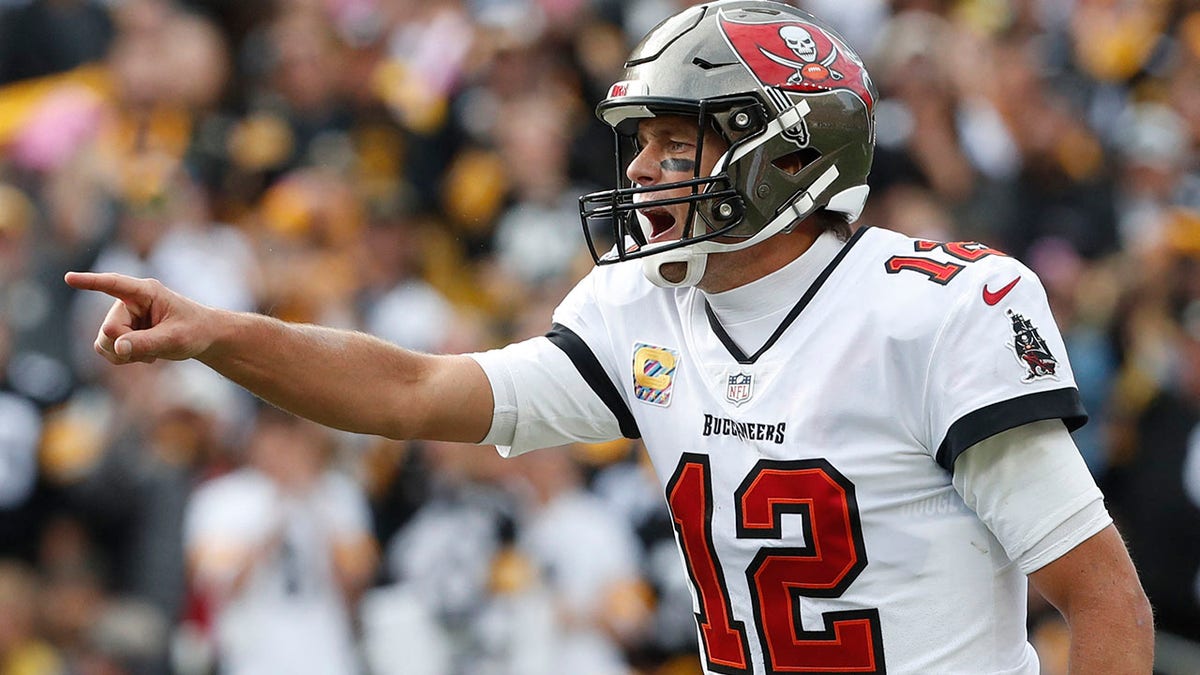 Brady feels at home during scrimmage in Buccaneers stadium