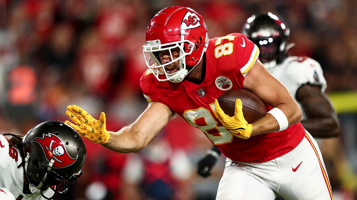 Travis Kelce catches and runs