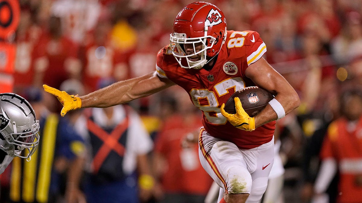 Travis Kelce throws a stiff arm