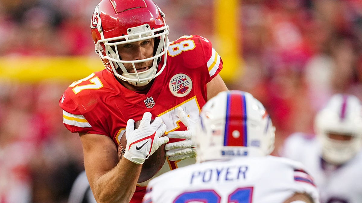 Jordan Poyer eyes Travis Kelce