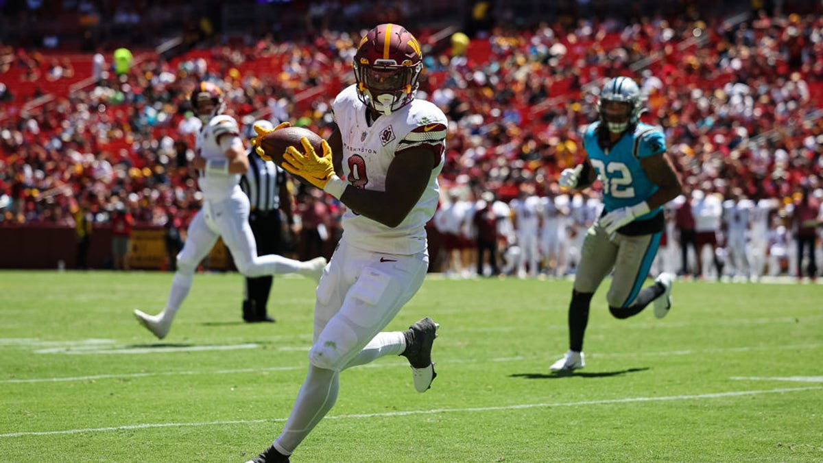 Brian Robinson Jr. catches a pass