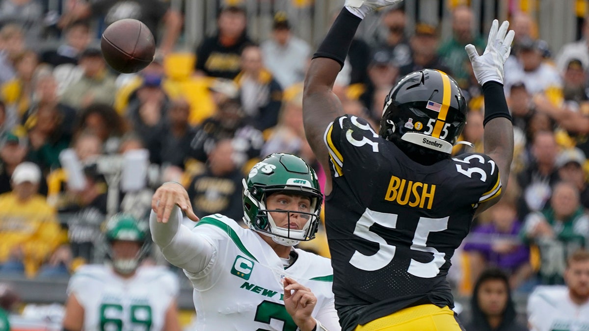 Zach Wilson throws a pass