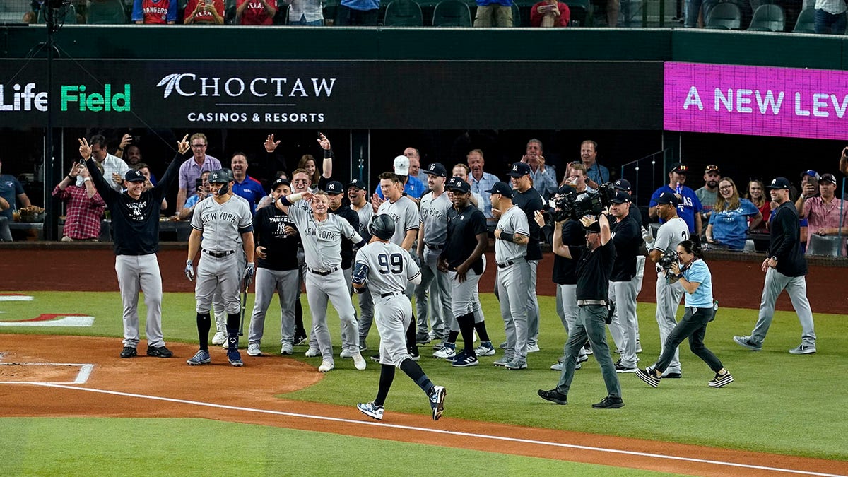 Aaron Judge greeted by team after 62