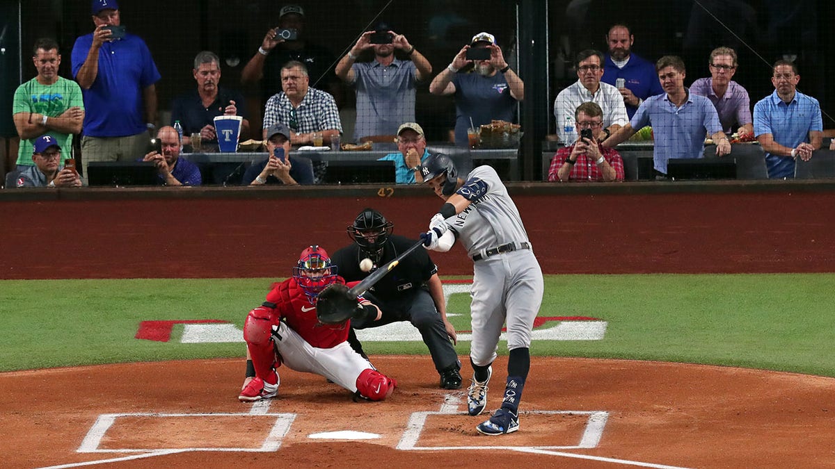 Aaron Judge hitting his 62nd home run