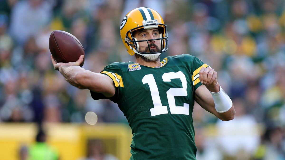 Aaron Rodgers throws ball