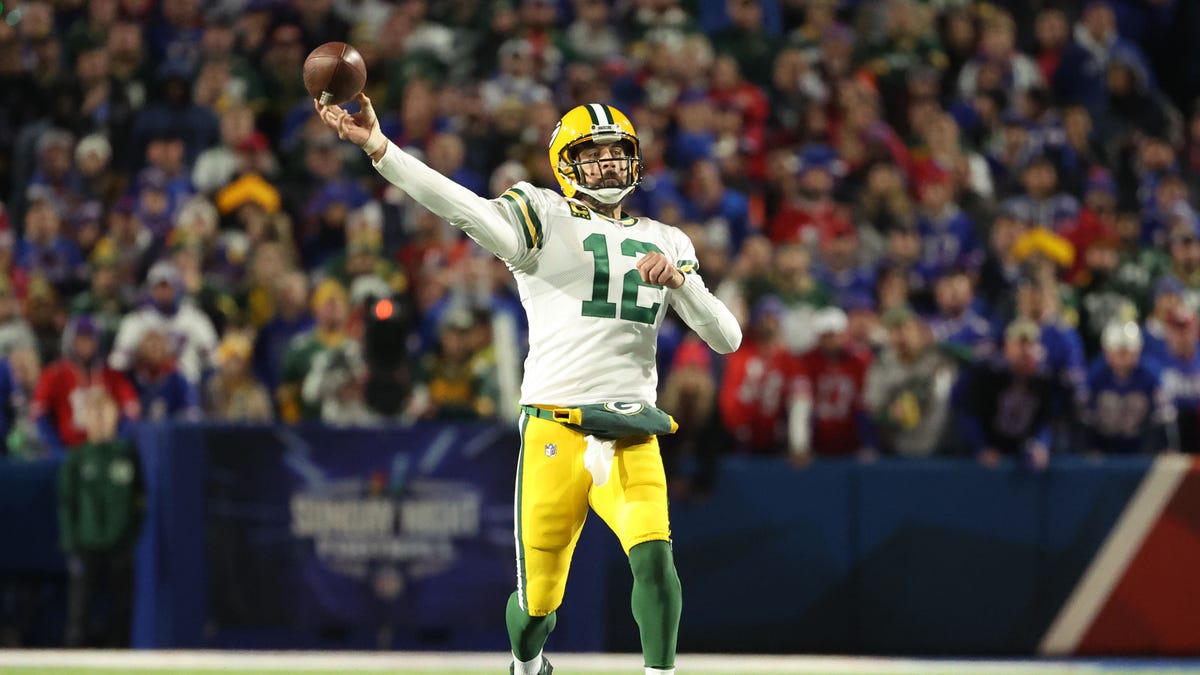Aaron Rodgers throws ball