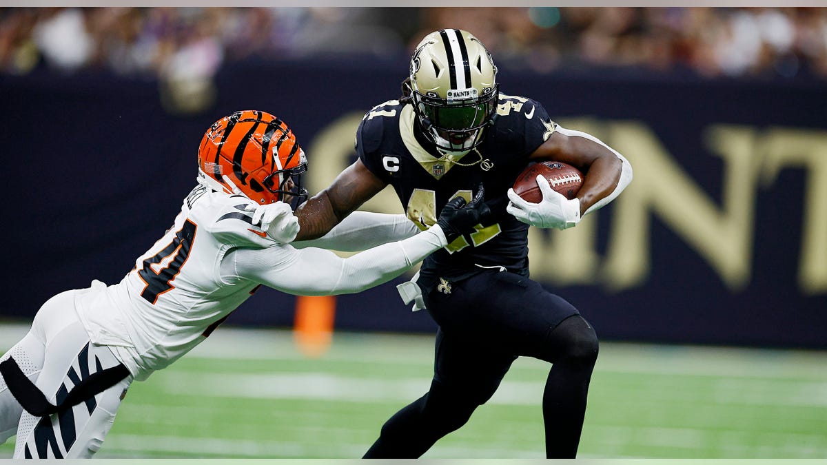 Alvin Kamara stiff arms defender