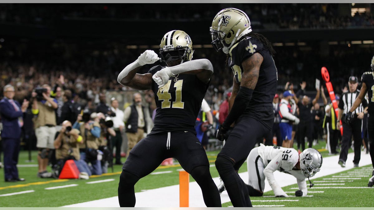 Alvin Kamara dances in end zone