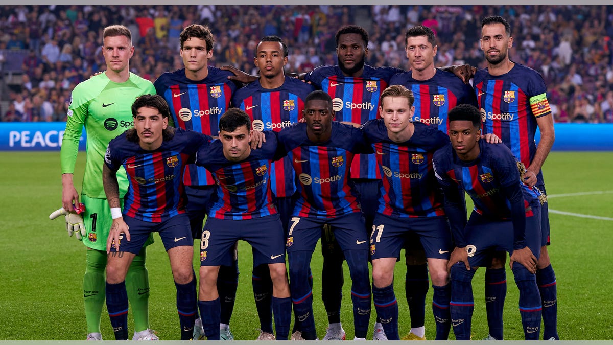 Barcelona takes team photo