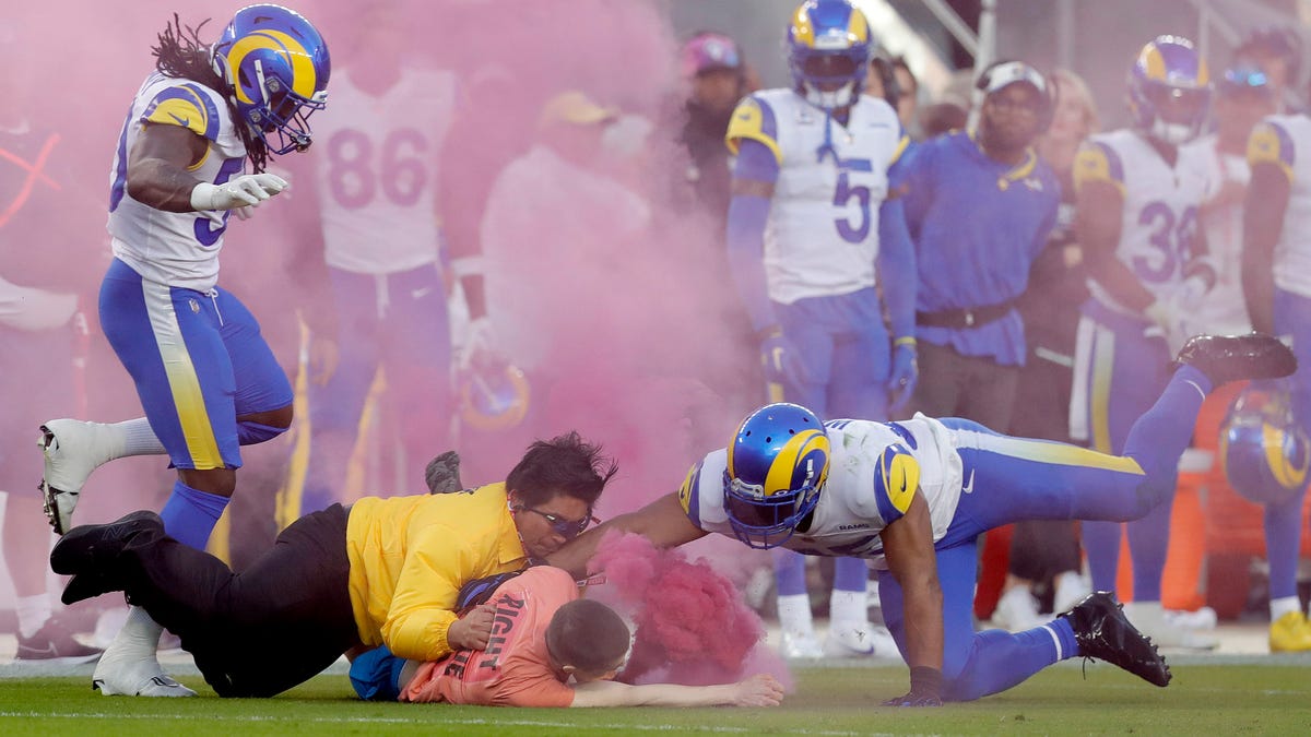NFL 2022: LA Rams Vs Buffalo Bills, streaker flare protest, fan