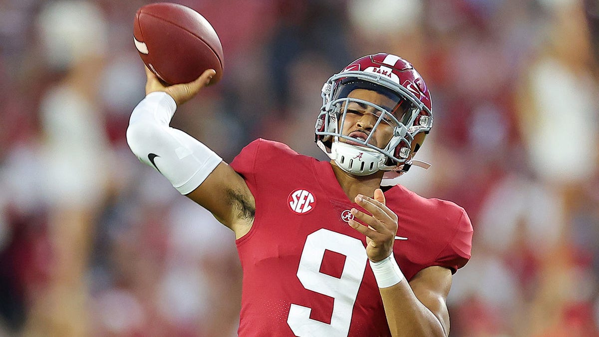 Bryce Young throwing