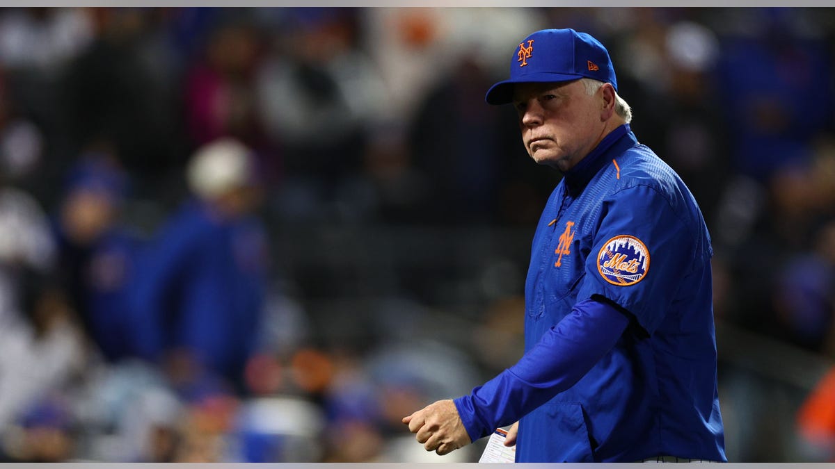 Buck Showalter walks off field