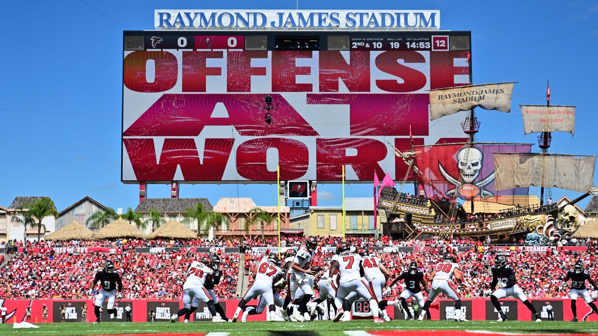 Boy tackled by security while streaking at Buccaneers-Falcons game