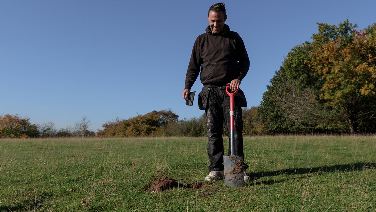 simon digging