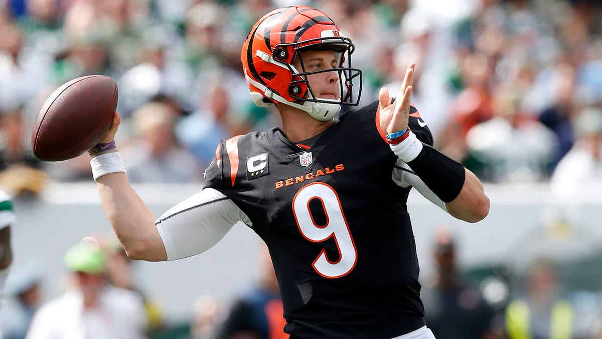 Joe Burrow throwing