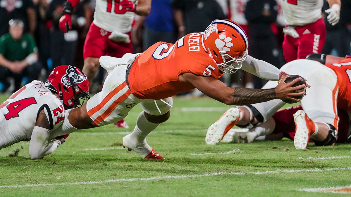 DJ Uiagalelei dives for touchdown