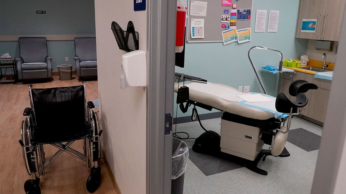 Planned parenthood abortion room	