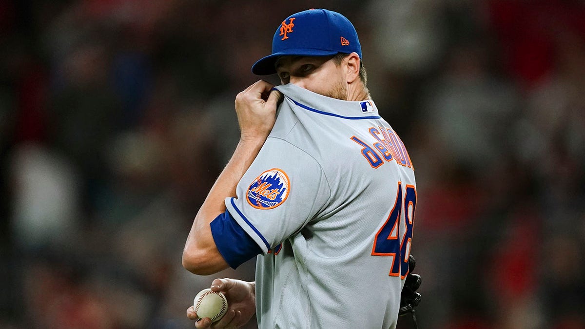 Jacob deGrom wipes face after homer