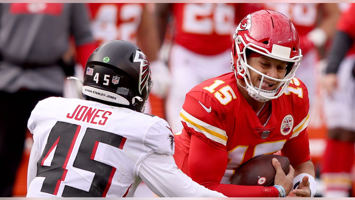 Deion Jones tackles Patrick Mahomes