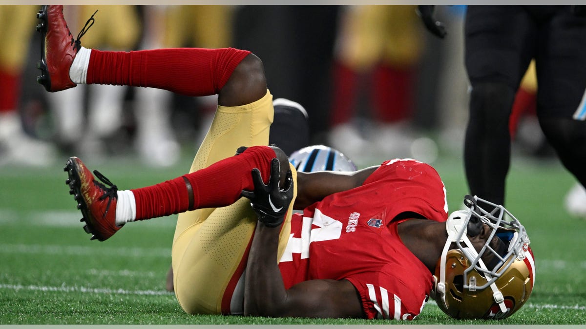 Emmanuel Moseley grabs knee on turf