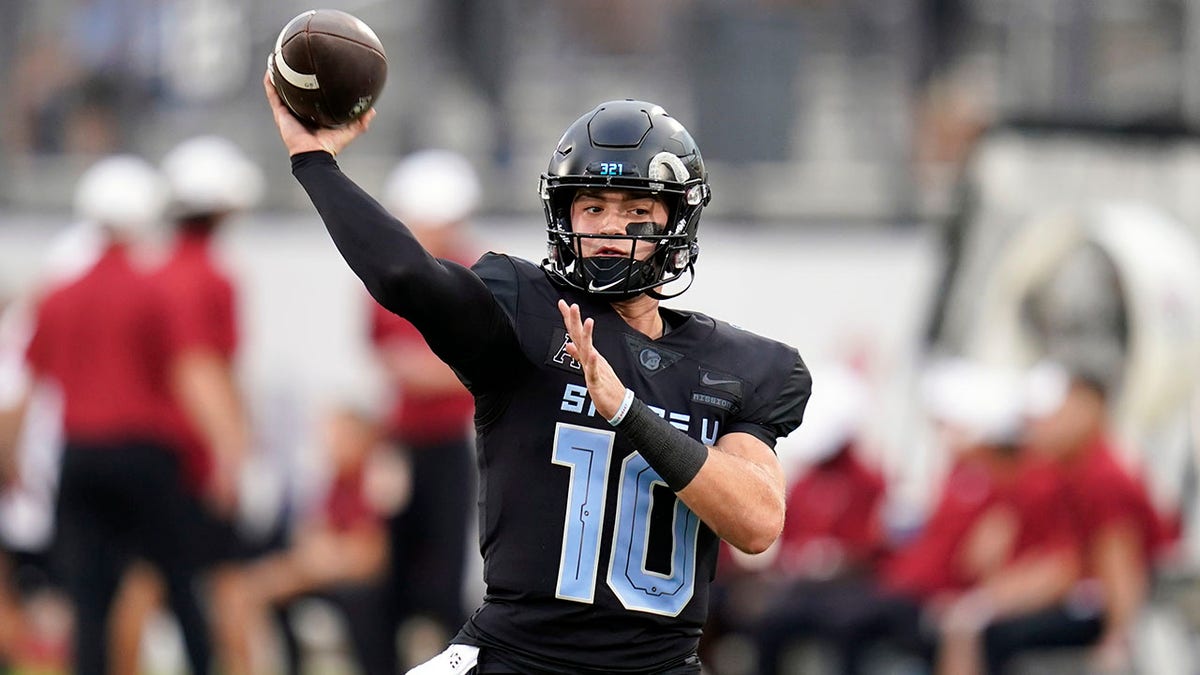 John Rhys Plumlee throwing against Temple