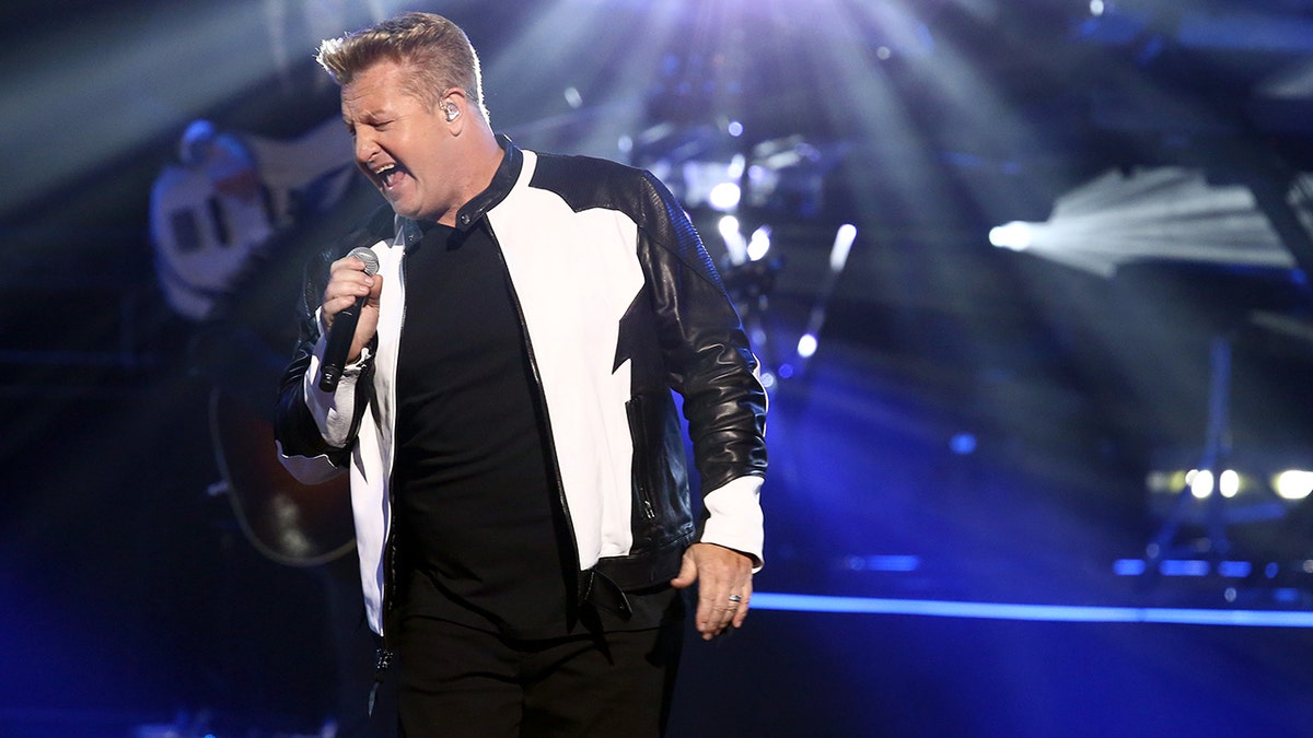 Gary LeVox performing