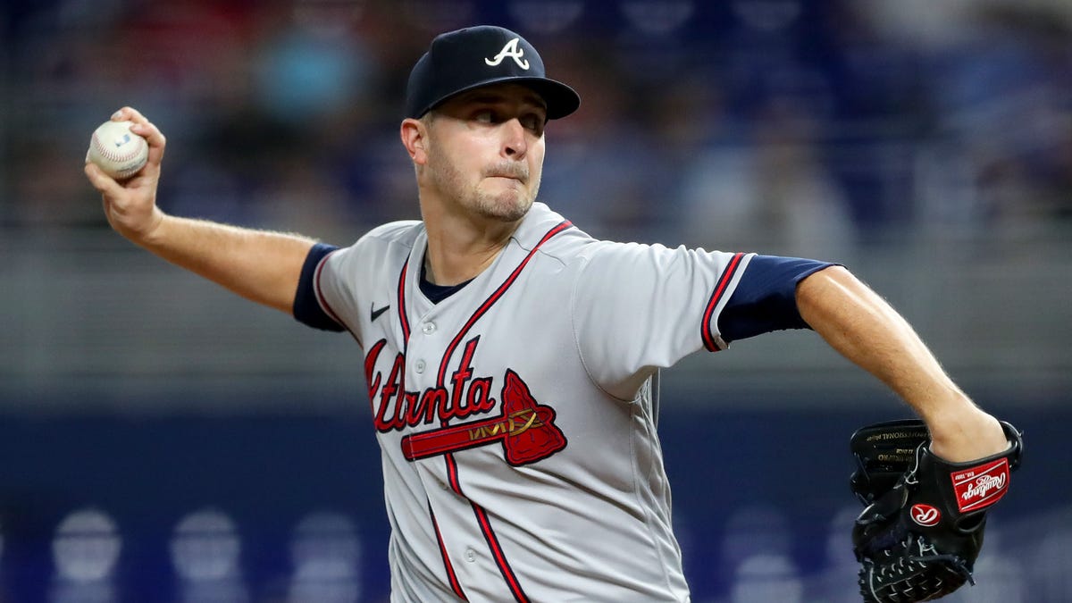 Atlanta Braves players throws pitch against Miami Marlins